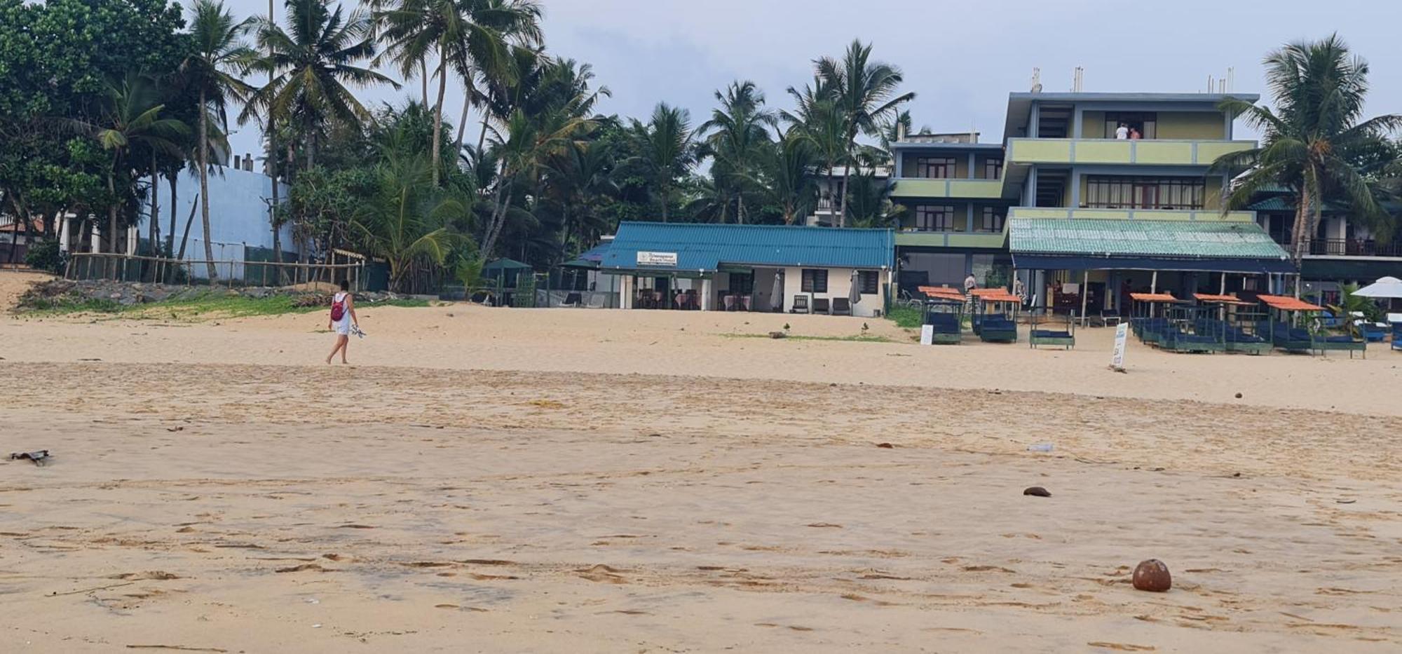 Thiranagama Beach Hotel Хиккадува Экстерьер фото