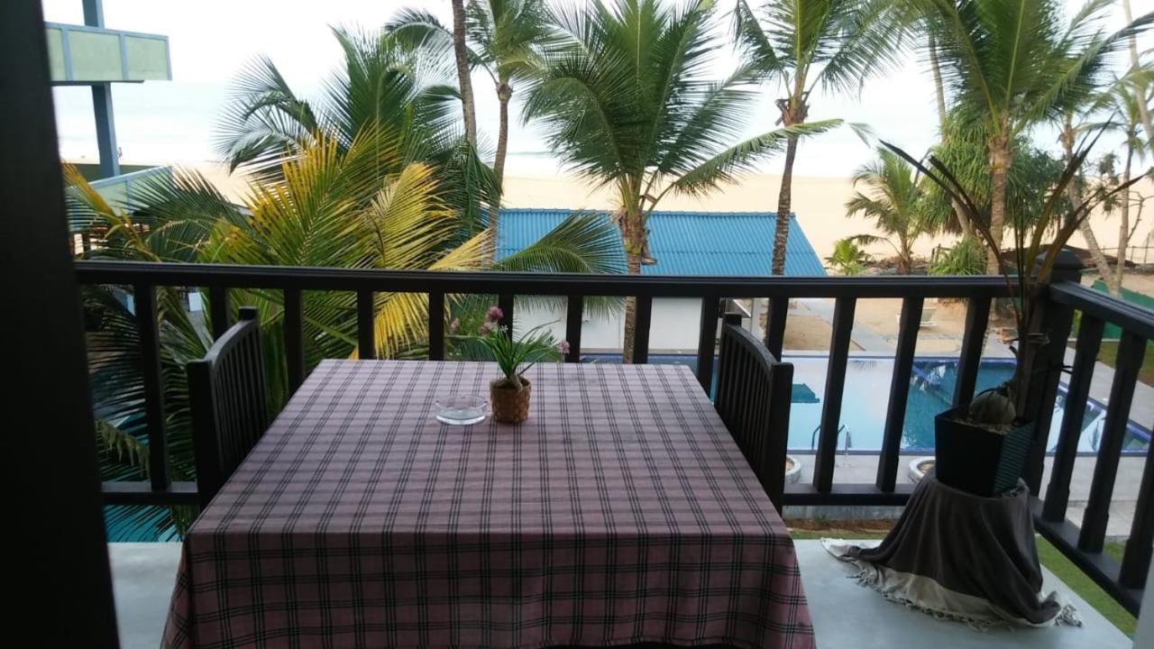 Thiranagama Beach Hotel Хиккадува Экстерьер фото